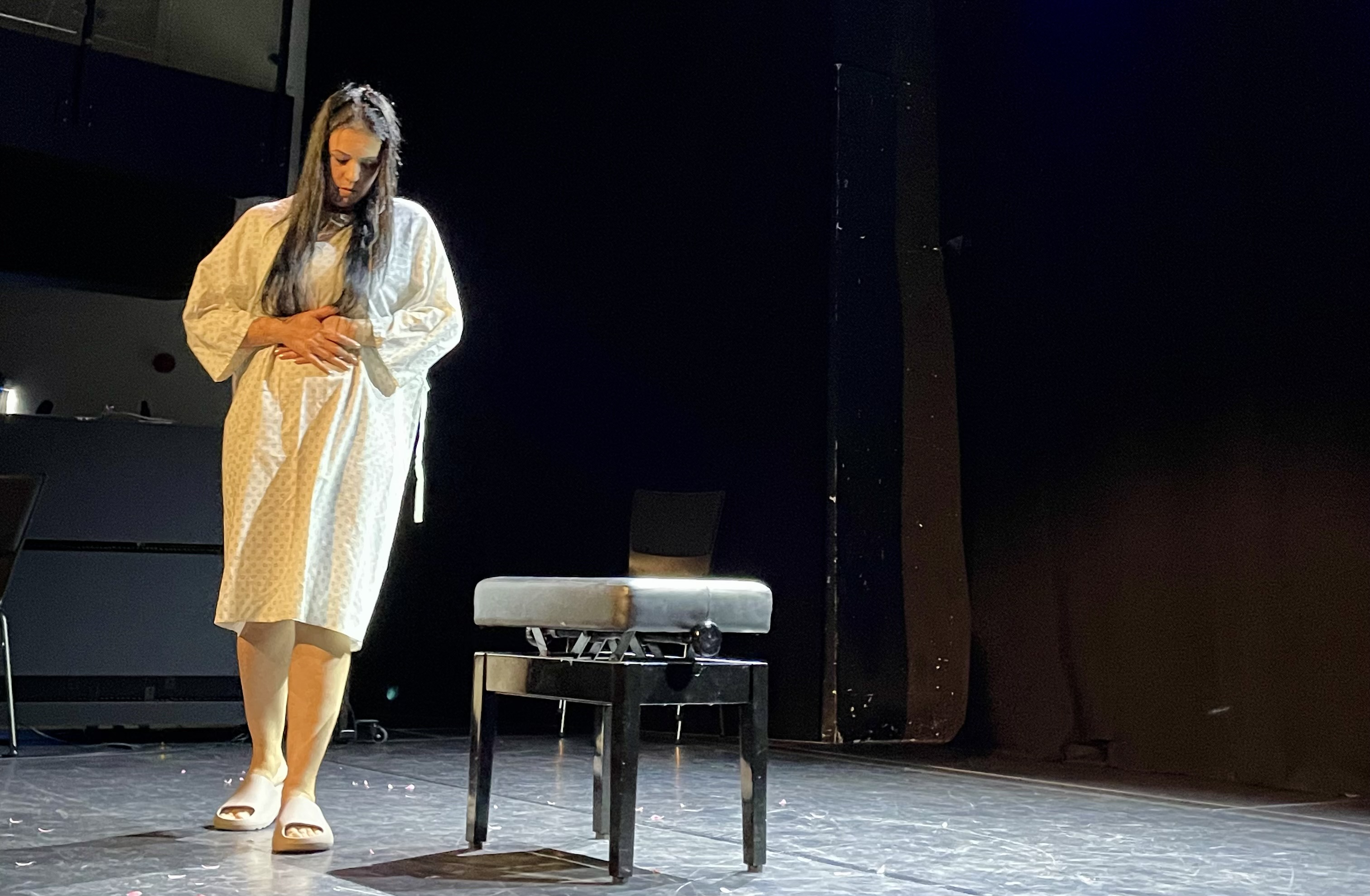 Demet Güler, “Suzan’ın Sızısı” adlı monologda.