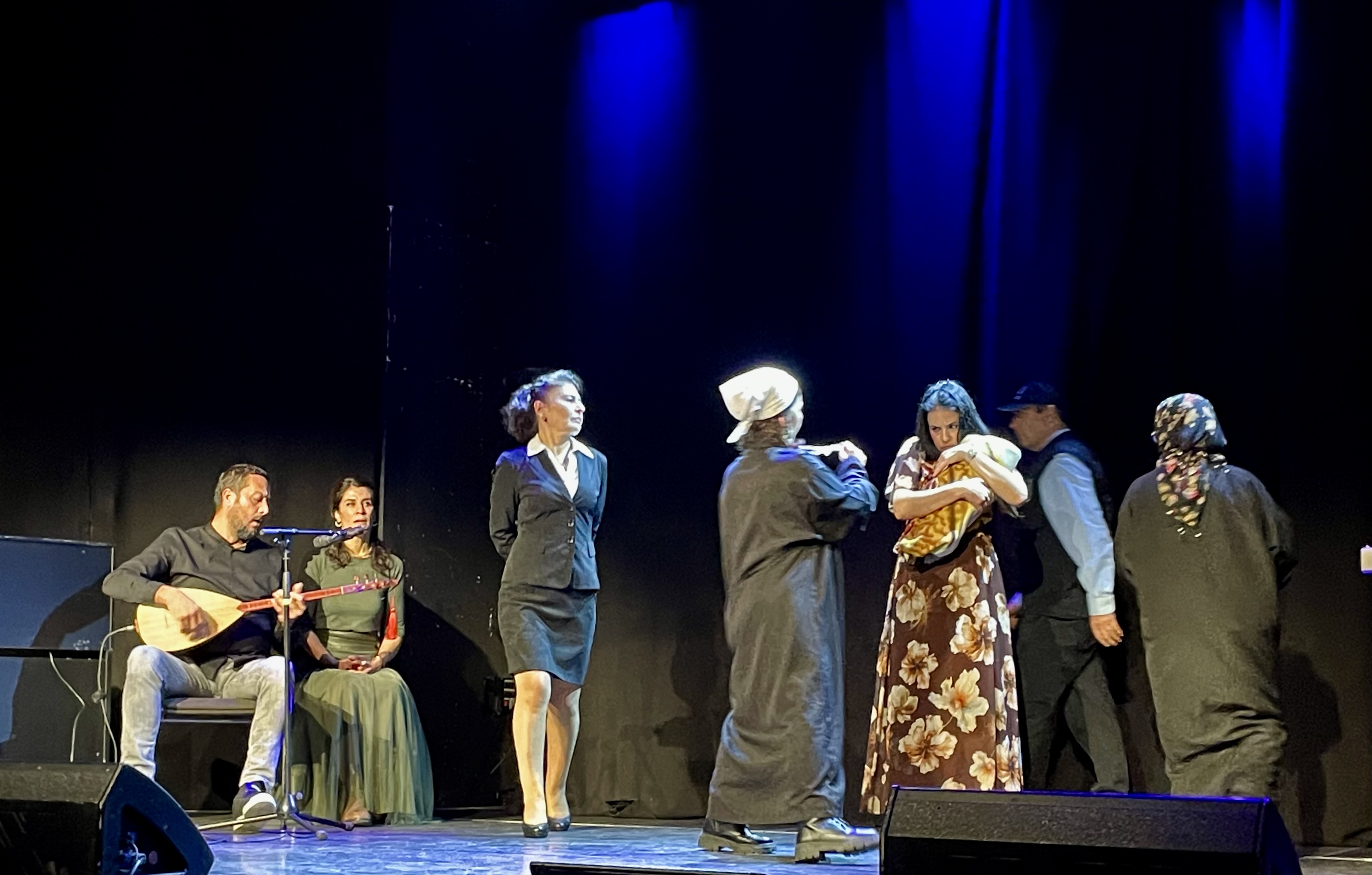“Oğul” adlı monologda Ali Şahin, Çeşme Nur Yıldırım, Özlem Tüfek, Demet Güler ve Zeynep Çiçek.
