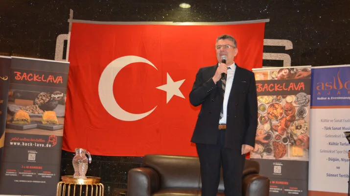 Eğitimci Yazar Alişan Kapaklıkaya Hamburg’da Gönüllere su serpti