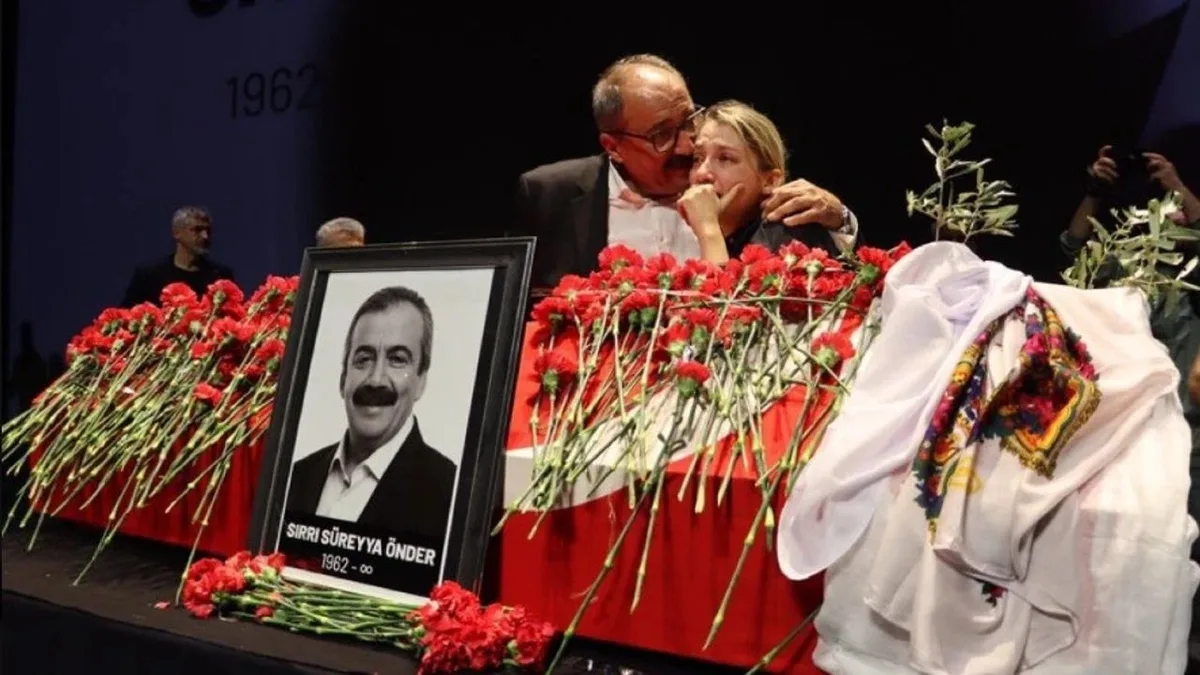 Sırrı Süreyya Önder’e Veda Töreninde Gerginlik: Özgür Özel’e Saldırı Girişimi