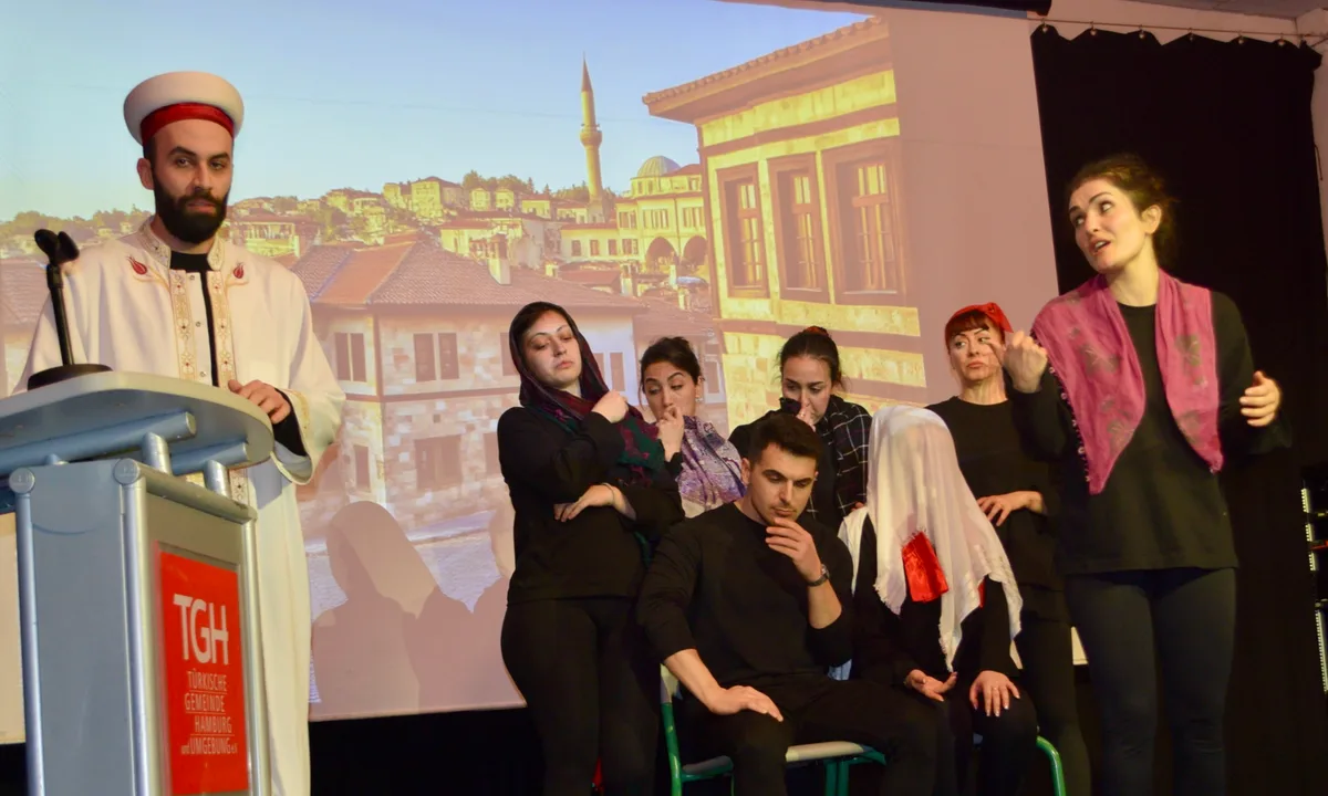 Tiyatro Umay, “Az İz Çok Biz” oyunuyla Hamburg’a veda ediyor