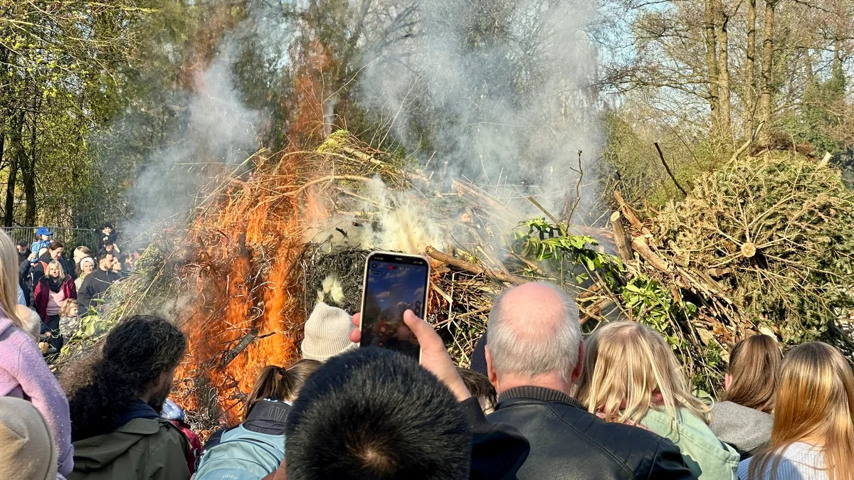 Hamburg begrüßt mit Osterfeuer den Frühling