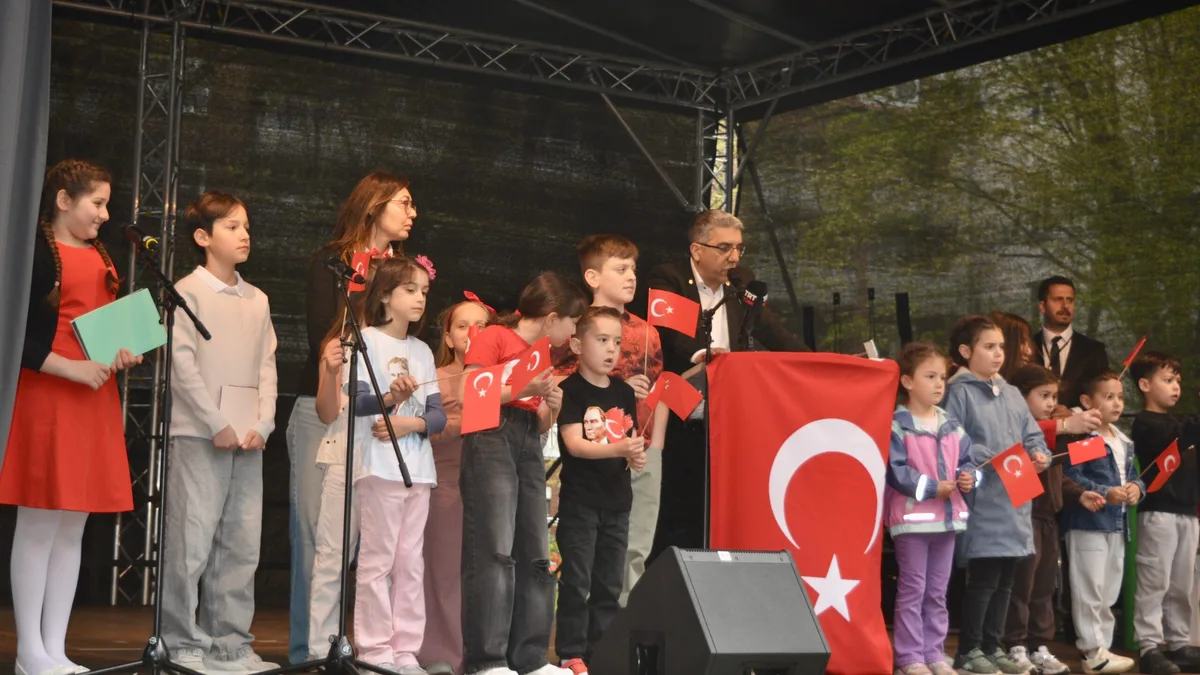 Hamburg’da Binlerce Kişi 23 Nisan Kutlamasında Buluştu