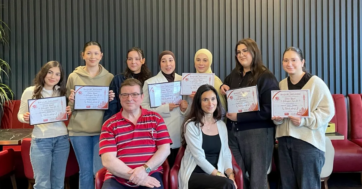 Hamburg’da Türkçe Dersini Seçen Lise Mezunlarına Onur Töreni