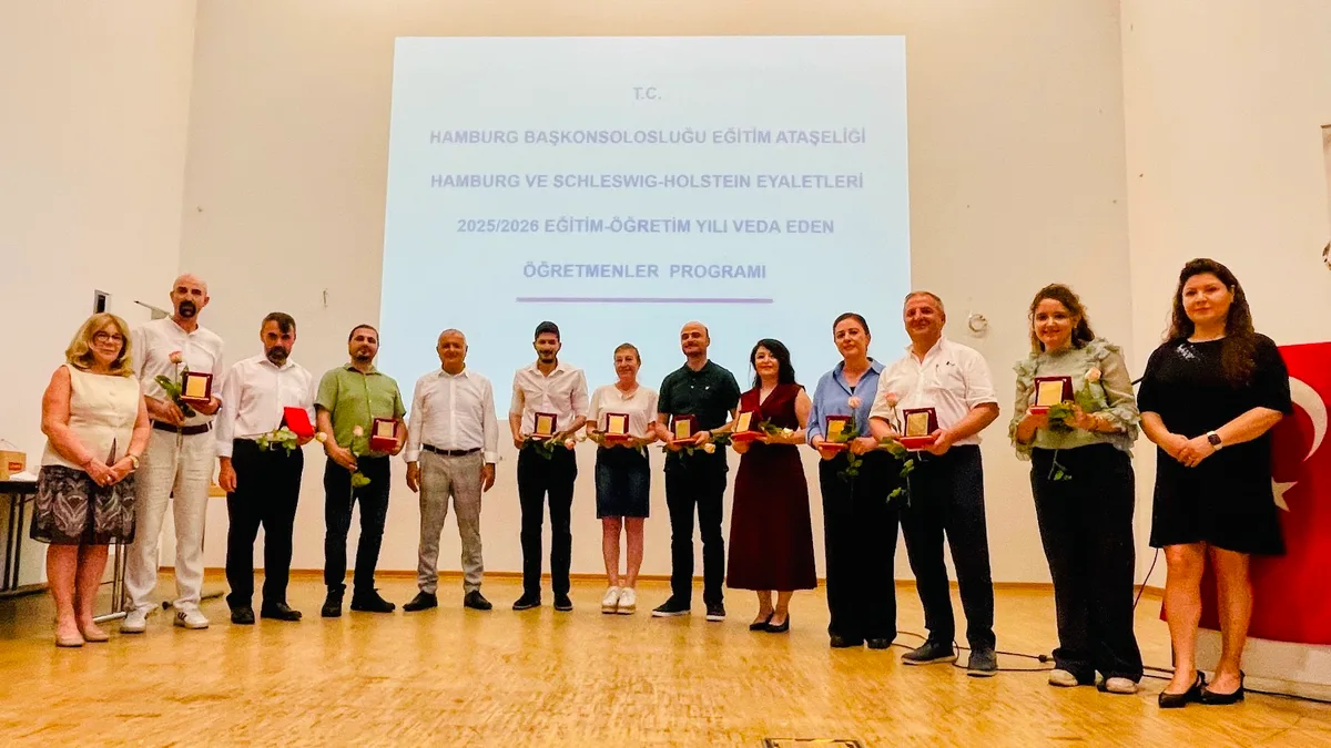 Hamburg’da Eğitim Neferleri Plaketlerle Uğurlandı