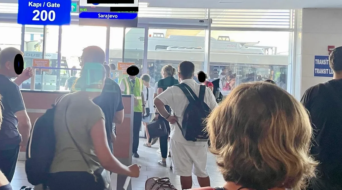 Antalya Havalimanı’nda Hamburg Uçuşu Öncesi Kapı Karmaşası