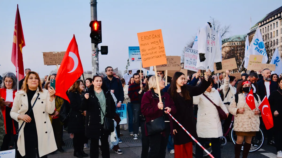 Hamburg’da Demokrasi ve Adalet İçin Dayanışma Gösterisi Düzenlendi
