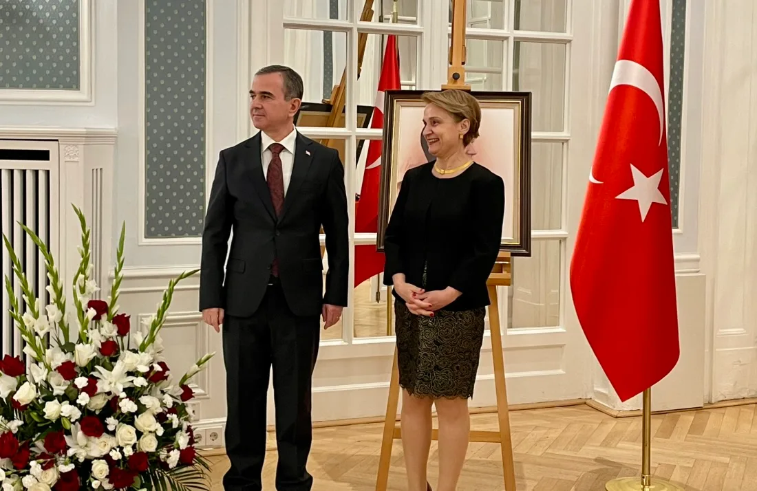 Berati Alver ve Elif Alver resepsiyonda konukları karşılıyor.