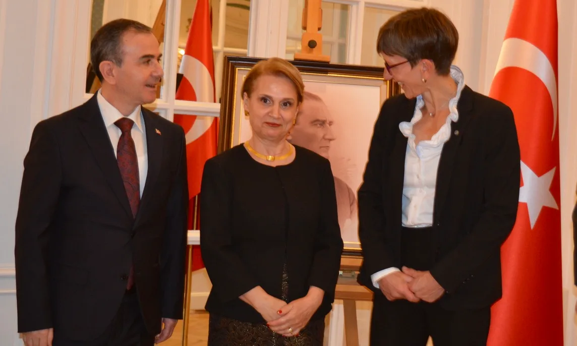 Berati Alver ve Elif Alver, resepsiyon davetlileriyle birlikte.