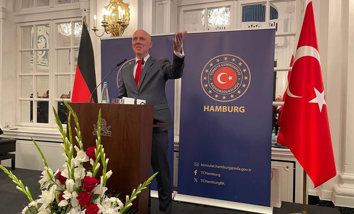 Devlet Müsteşarı Tim Angerer, resepsiyonda davetlilere hitap etti.