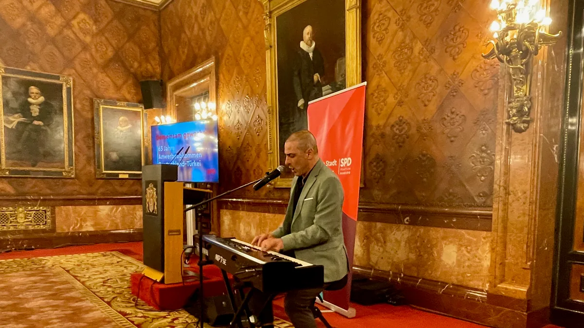Der Künstler Volkan Baydar gestaltete den musikalischen Teil des Empfangs.