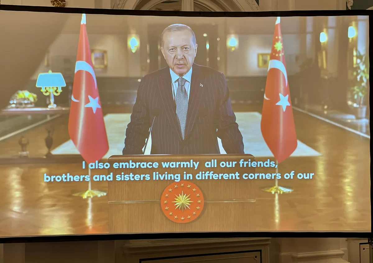 Cumhurbaşkanı Recep Tayyip Erdoğan’ın görüntülü Cumhuriyet Bayramı mesajı, İngilizce altyazıyla ekrana yansıtıldı.