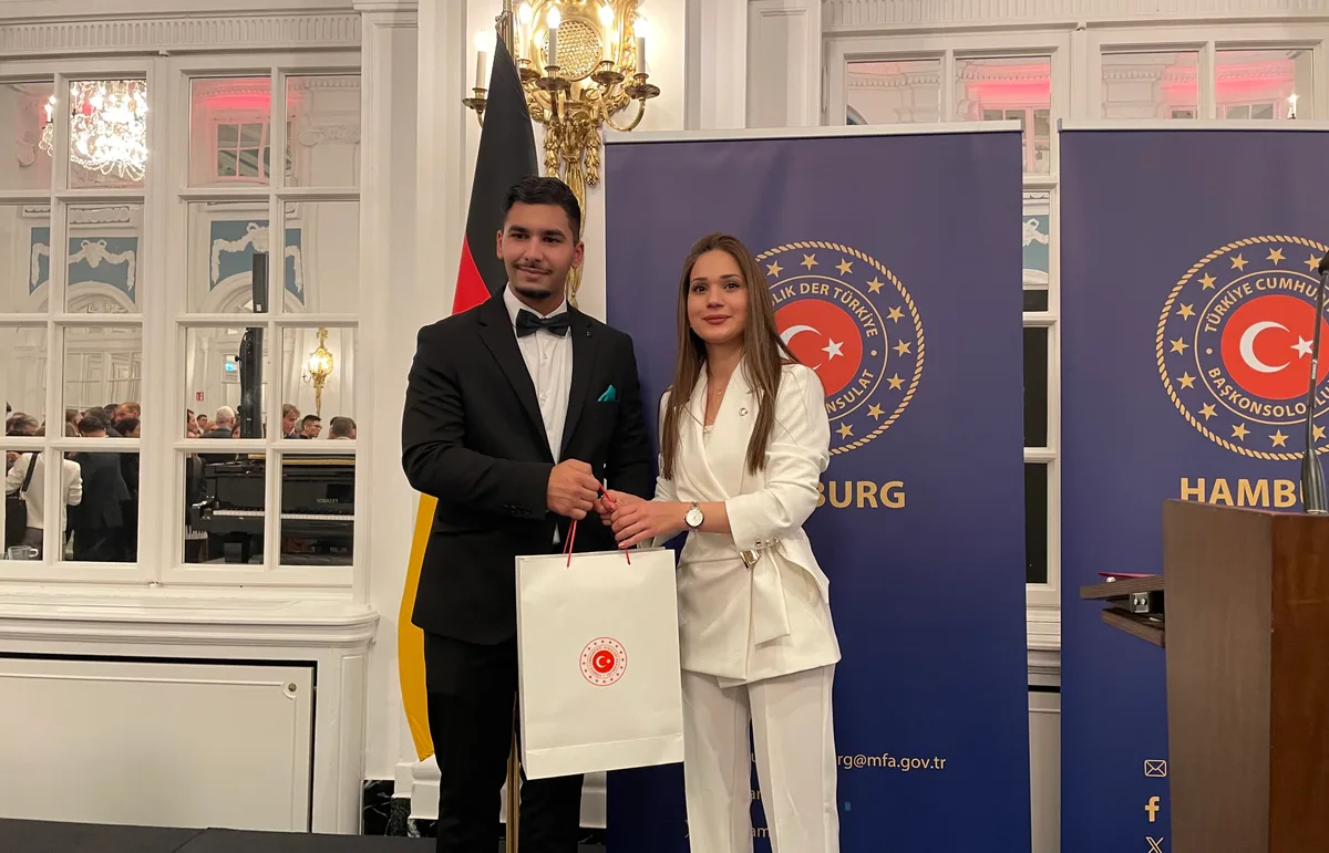 Muavin Konsolos Sultan Okatar, piyanist Konstantin Eralp’e hediye sundu.