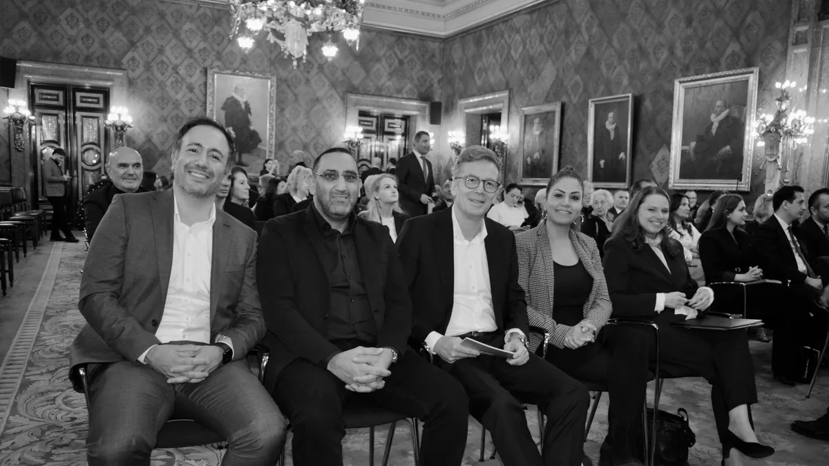 Eine Schwarz-Weiß-Gruppenaufnahme der Gäste beim Empfang zum 65. Jahrestag.