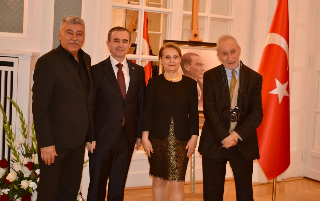 Berati Alver ve Elif Alver, resepsiyon davetlileriyle birlikte.