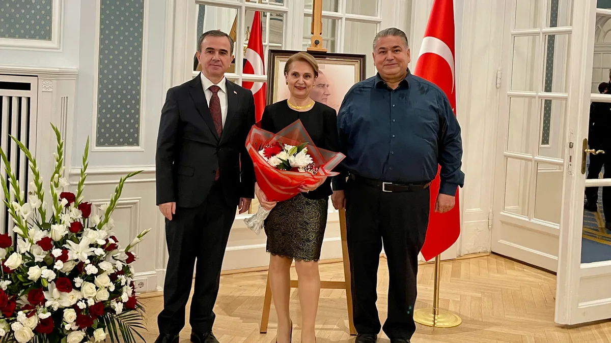 Berati Alver ve Elif Alver, resepsiyon davetlileriyle birlikte.