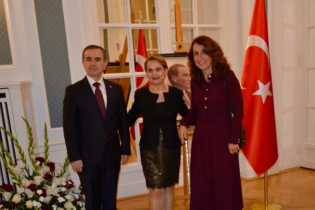Berati Alver ve Elif Alver, resepsiyon davetlileriyle birlikte.