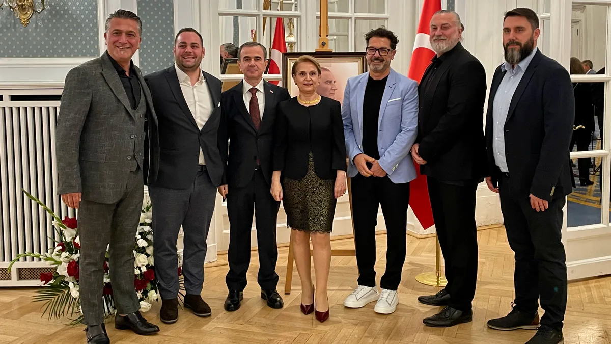 Berati Alver ve Elif Alver, resepsiyon davetlileriyle birlikte.