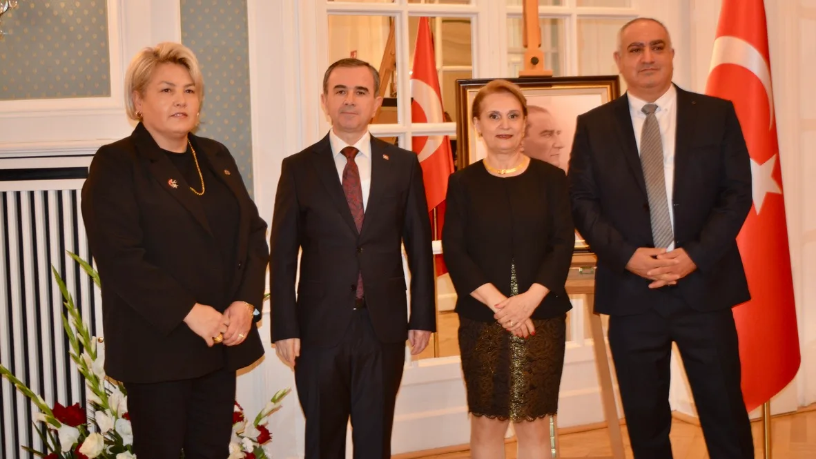 Berati Alver ve Elif Alver, resepsiyon davetlileriyle birlikte.