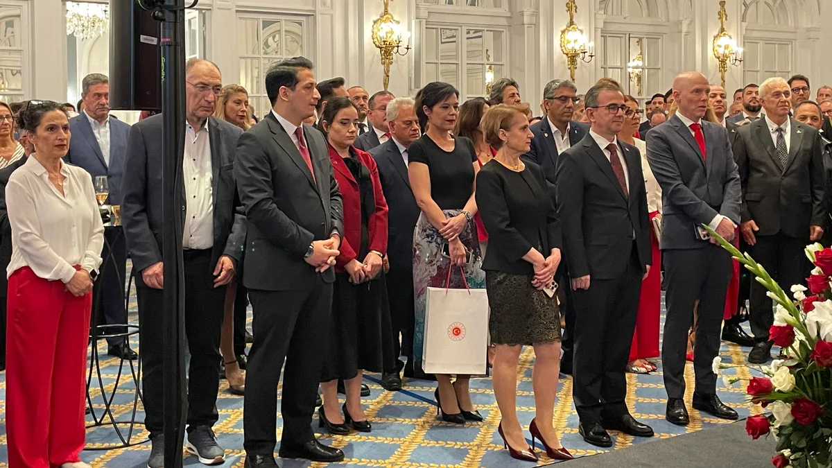 Resepsiyon salonunda bir araya gelen davetliler.