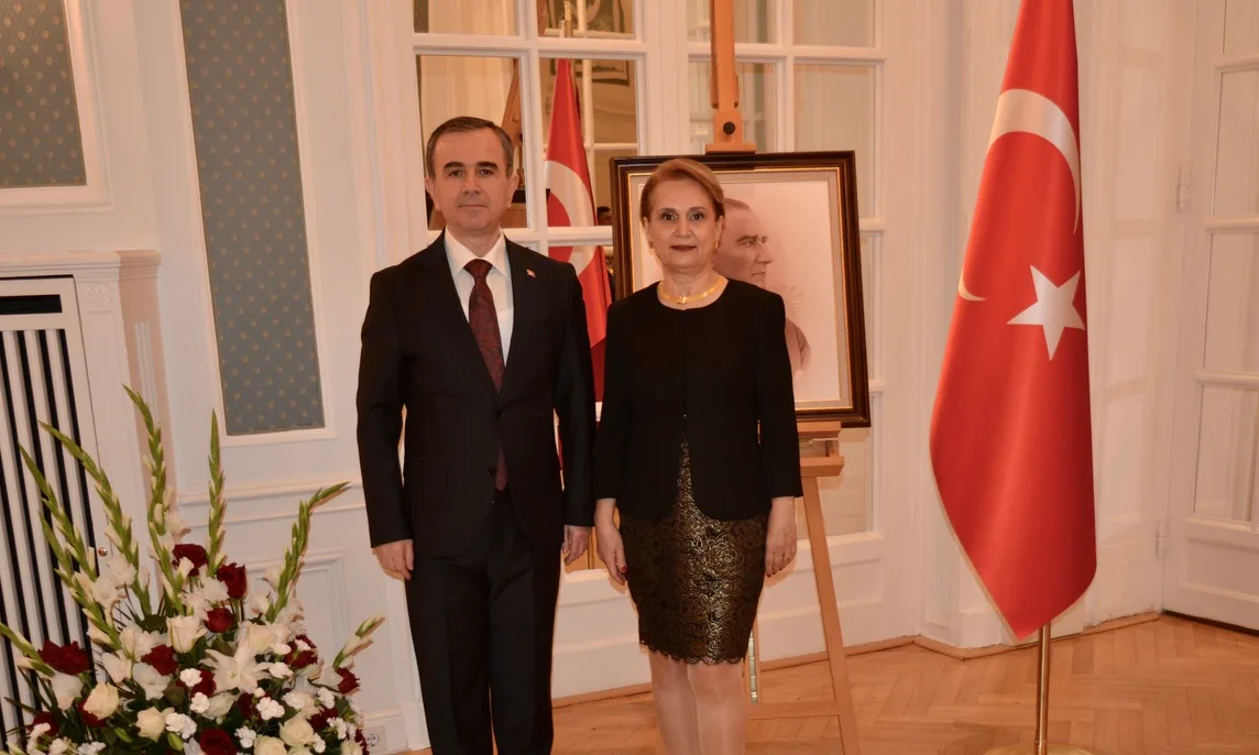 Berati Alver ve Elif Alver, Türk bayrağı ve Atatürk portresinin önünde.