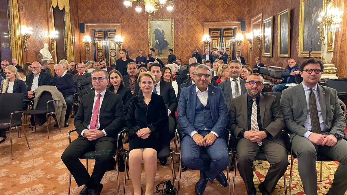 Eine Gruppenaufnahme vom Empfang im Hamburger Rathaus.