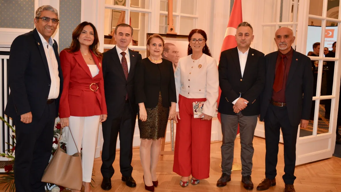 Berati Alver ve Elif Alver, resepsiyon davetlileriyle birlikte.