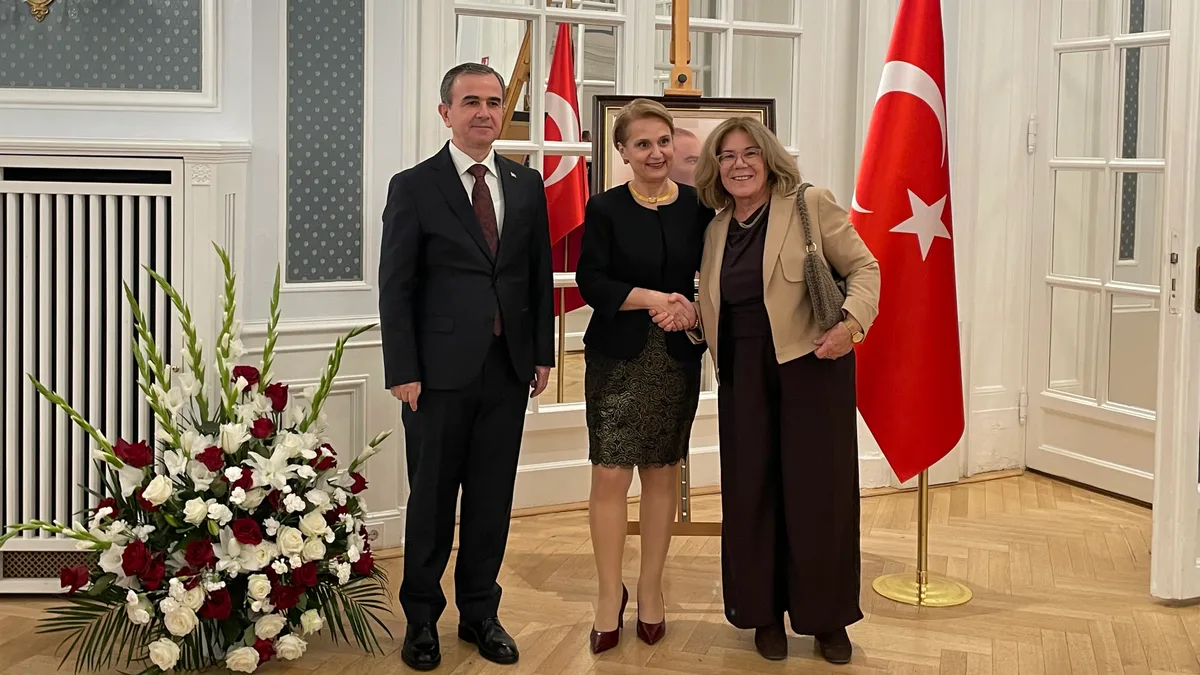 Berati Alver ve Elif Alver, resepsiyon davetlileriyle birlikte.