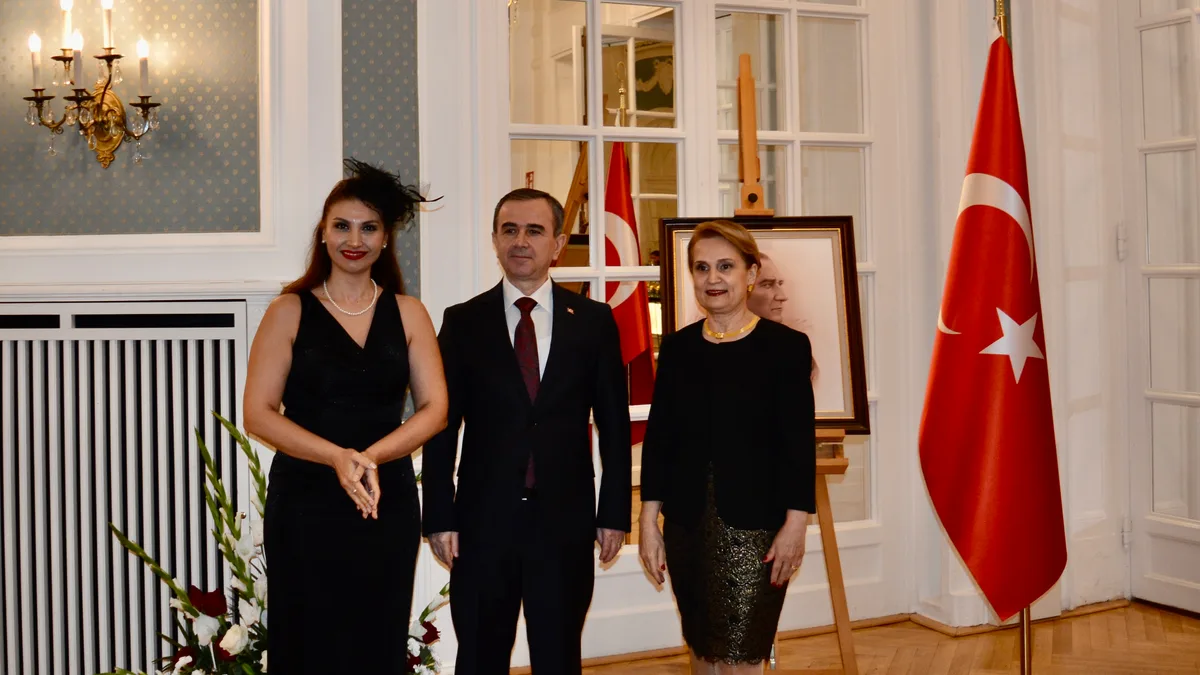 Berati Alver ve Elif Alver, resepsiyon davetlileriyle birlikte.