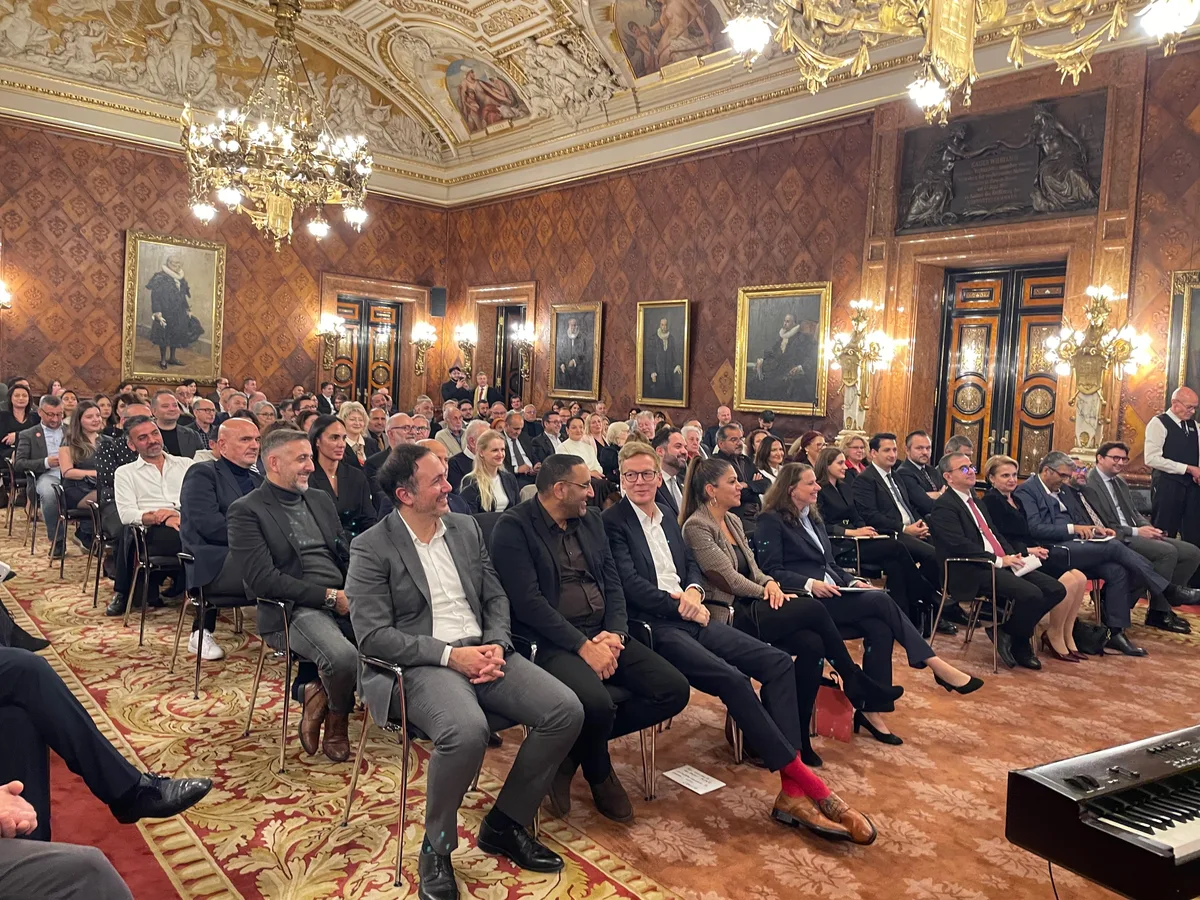 Gäste beim Empfang zum 65. Jahrestag im Kaisersaal des Hamburger Rathauses.