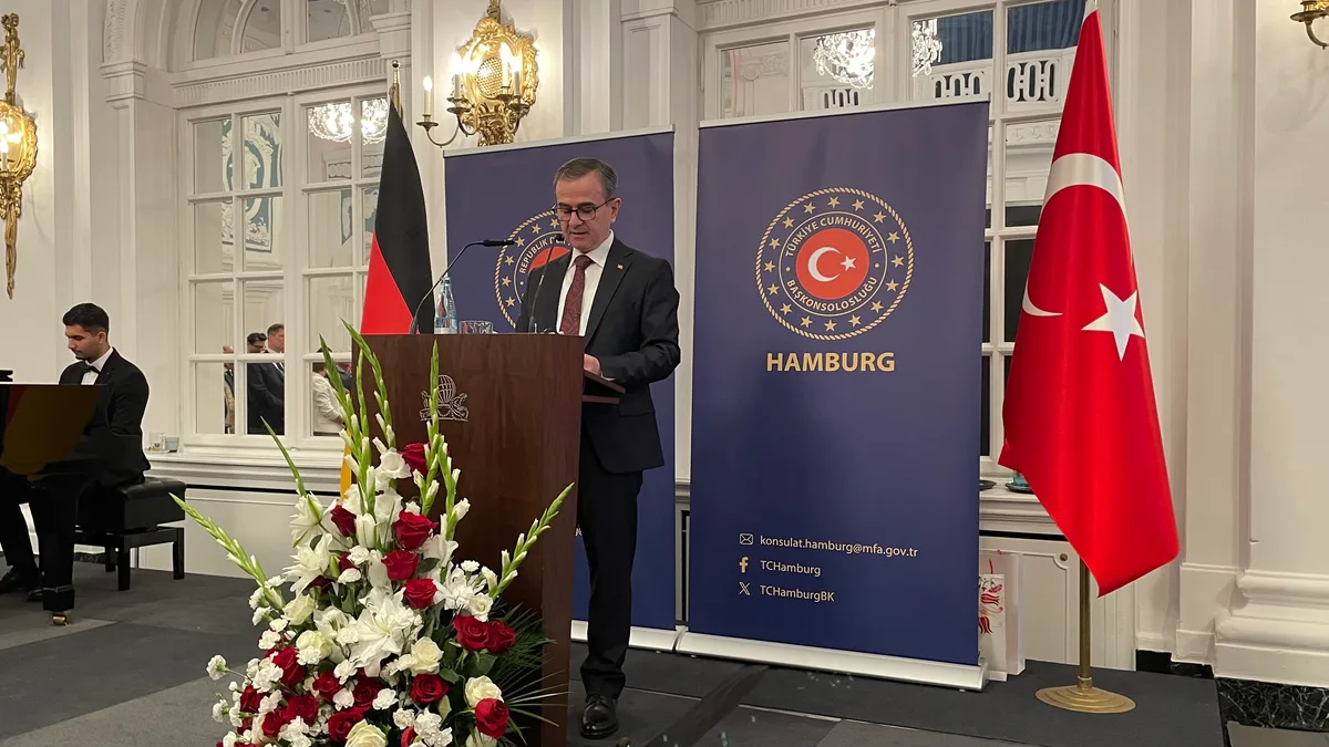 Hamburg Başkonsolosu Berati Alver, Cumhuriyet Bayramı resepsiyonunda konuşmasını yaptı.