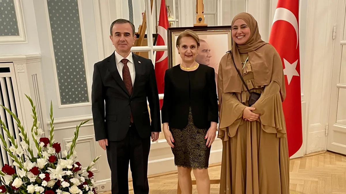 Berati Alver ve Elif Alver, resepsiyon davetlileriyle birlikte.