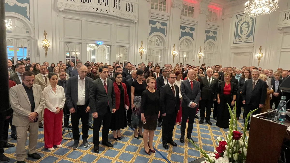 Davetliler, Cumhuriyet Bayramı resepsiyonunun başlangıcında saygı duruşunda bulundu.
