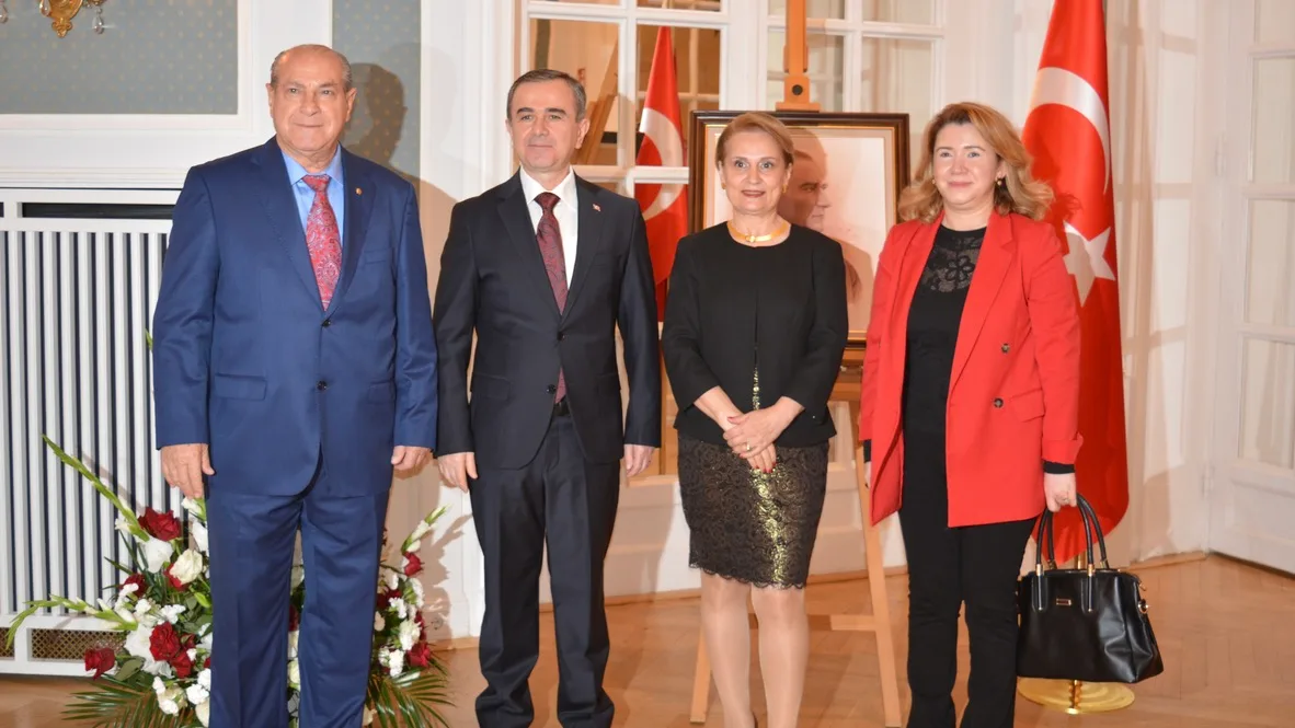 Berati Alver ve Elif Alver, resepsiyon davetlileriyle birlikte.