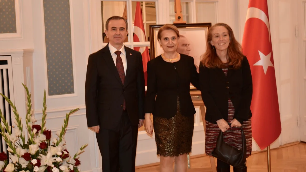 Berati Alver ve Elif Alver, resepsiyon davetlileriyle birlikte.