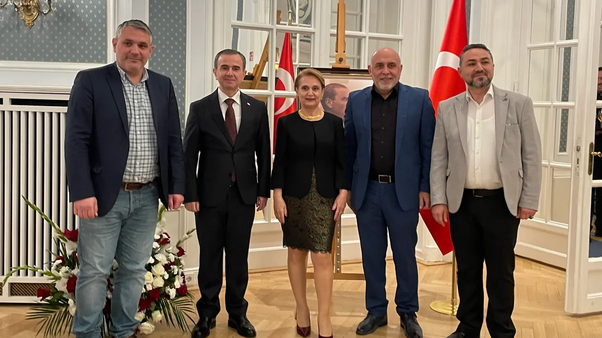 Berati Alver ve Elif Alver, resepsiyon davetlileriyle birlikte.
