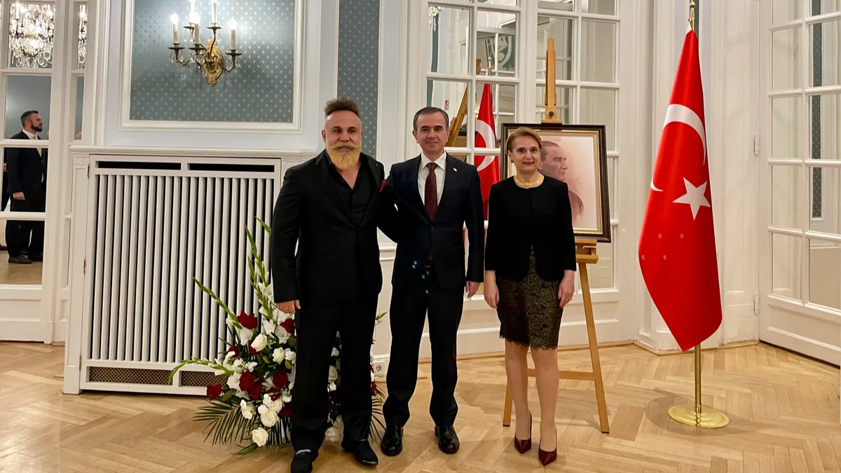 Berati Alver ve Elif Alver, resepsiyon davetlileriyle birlikte.