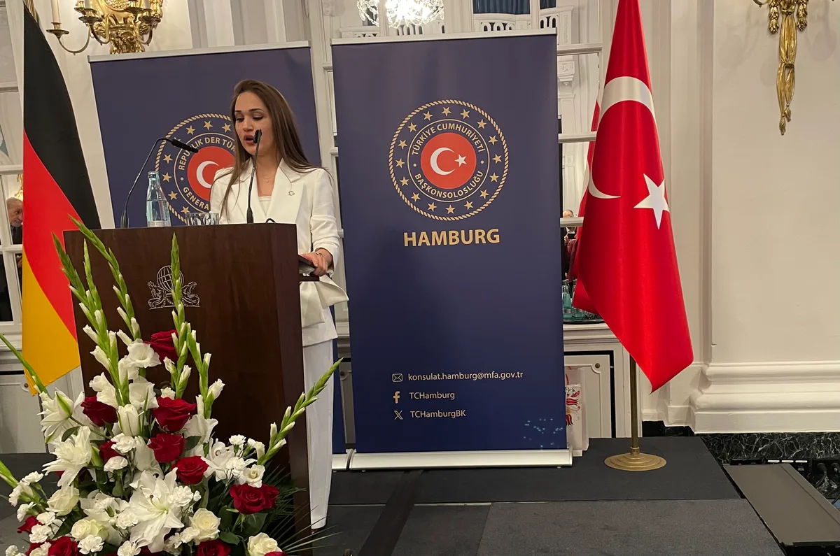Cumhuriyet Bayramı resepsiyonunun sunuculuğunu Muavin Konsolos Sultan Okatar üstlendi.
