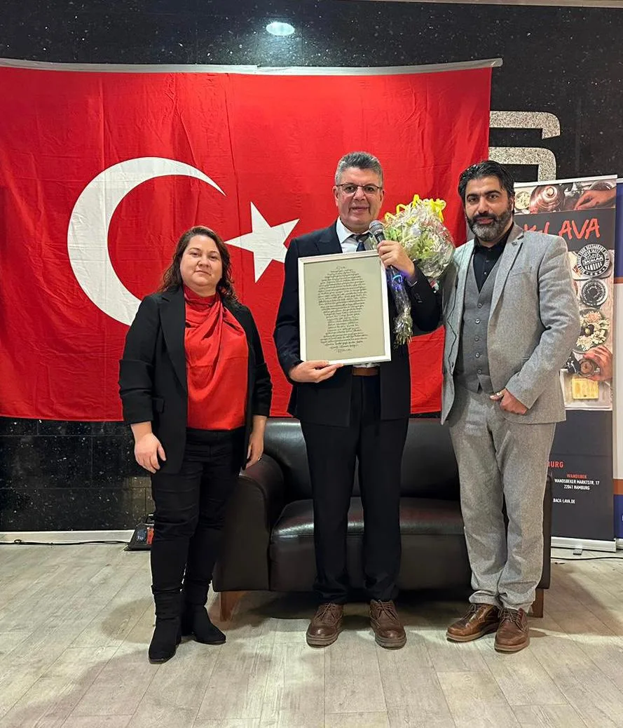 15c0c158-92fe-4fc7-838a-7e03ba050809-877x1024 Eğitimci Yazar Alişan Kapaklıkaya  Hamburg’da Gönüllere su serpti
