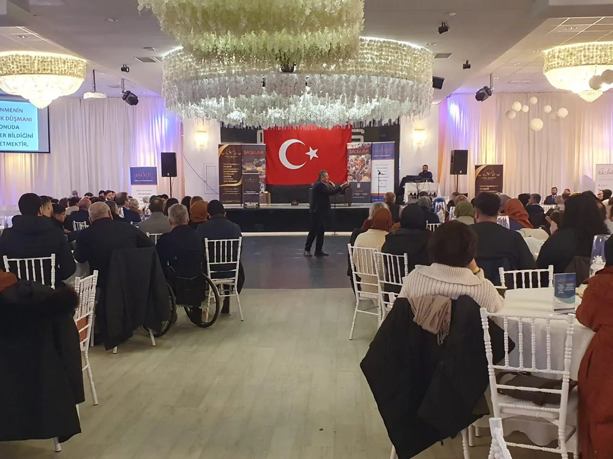 2da54f8a-de27-4ff6-a653-44c012f6ad1c-1024x768 Eğitimci Yazar Alişan Kapaklıkaya  Hamburg’da Gönüllere su serpti