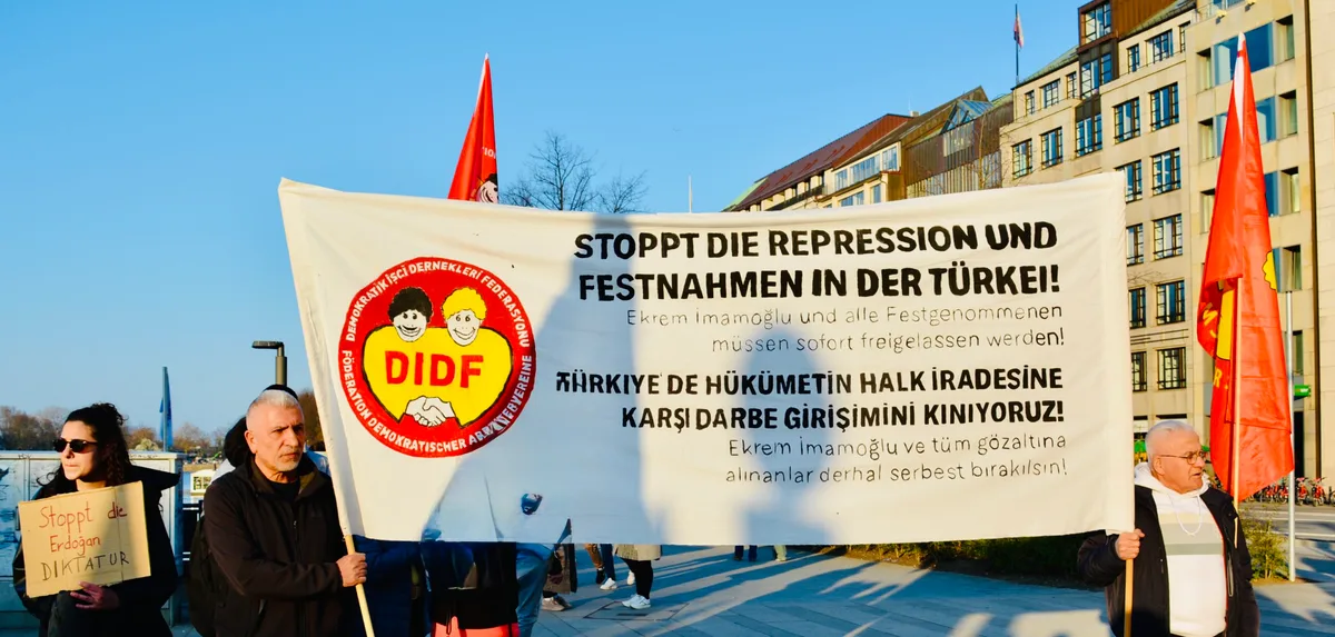 DSC_0713-1024x489 Hamburg’da Demokrasi ve Adalet İçin Dayanışma Gösterisi Düzenlendi