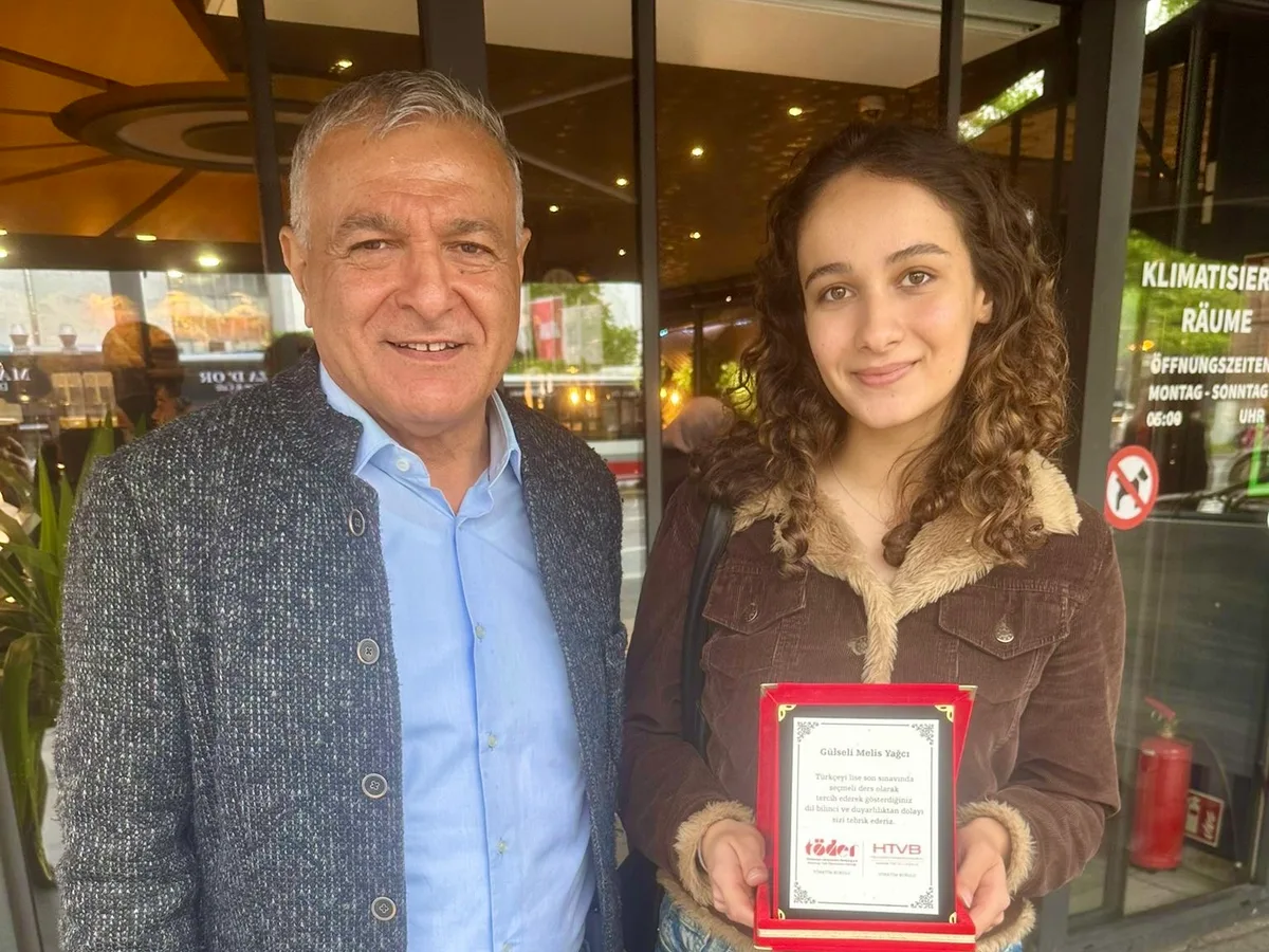 Goruntu-42-1-1024x768 Hamburg’da Türkçeye Bağlılık Ödüllendirildi