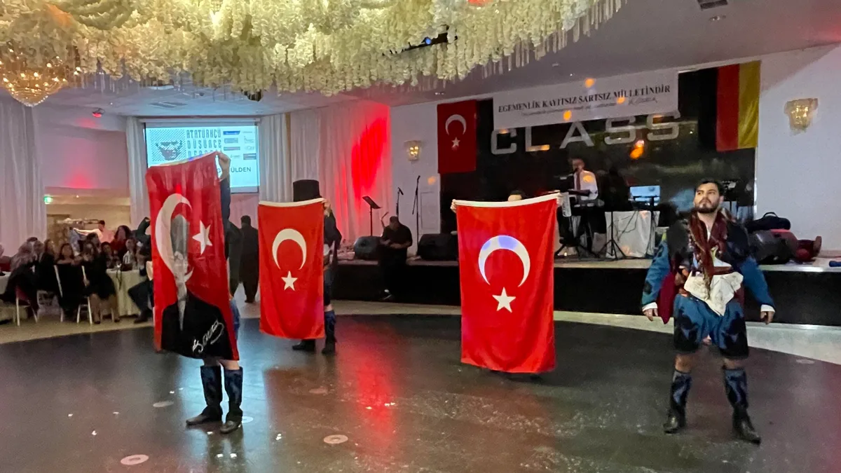 Unknown-61-1024x576 Hamburg’da Cumhuriyetin 102. Yılı Gurur ve Coşkuyla Kutlandı