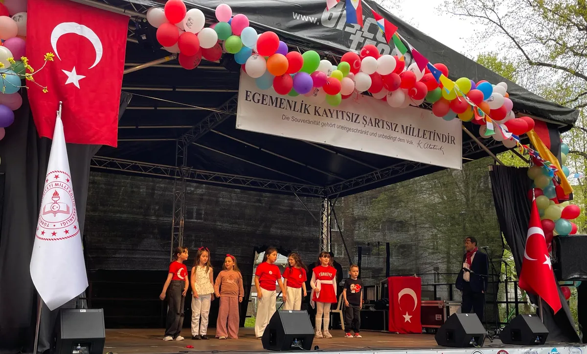 0-12-1-1024x619 Hamburg’da Binlerce Kişi 23 Nisan Kutlamasında Buluştu
