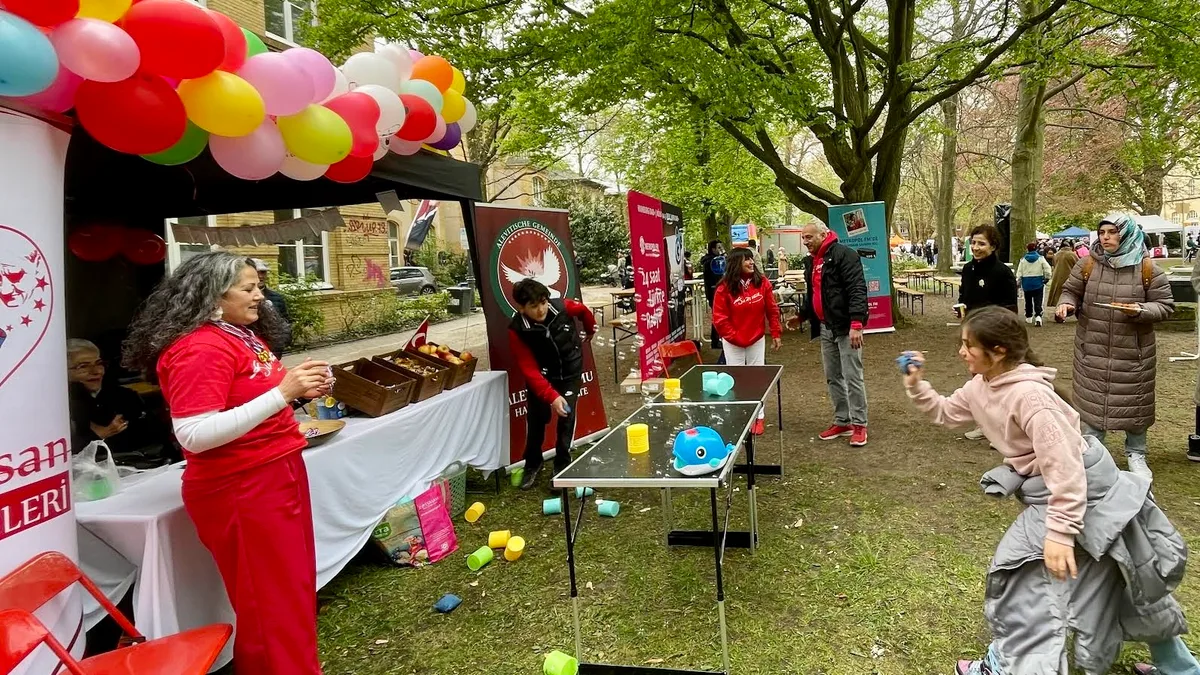 0-3-1-1024x576 Hamburg’da Binlerce Kişi 23 Nisan Kutlamasında Buluştu