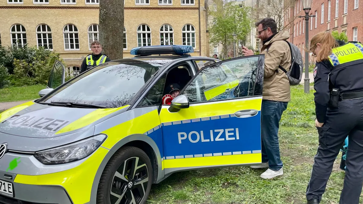 0-5-1024x576 Hamburg’da Binlerce Kişi 23 Nisan Kutlamasında Buluştu