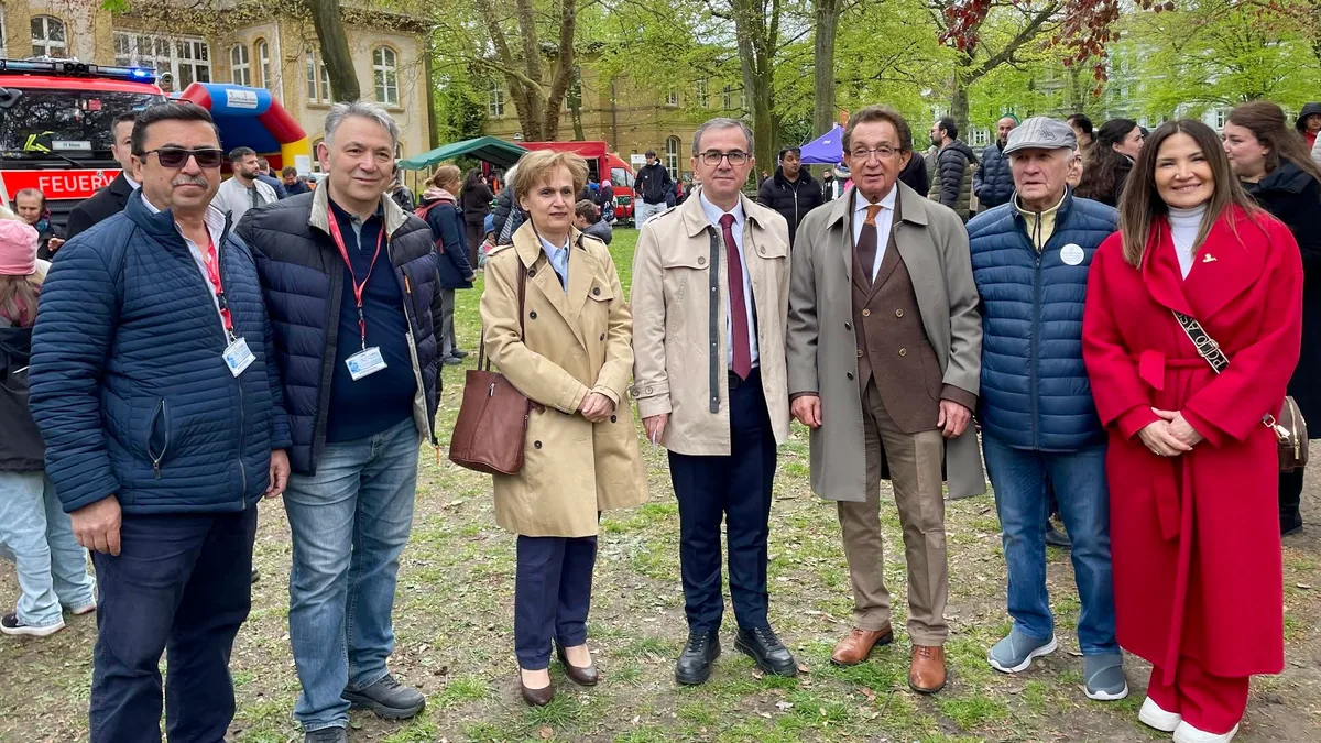 0-7-2-1024x576 Hamburg’da Binlerce Kişi 23 Nisan Kutlamasında Buluştu