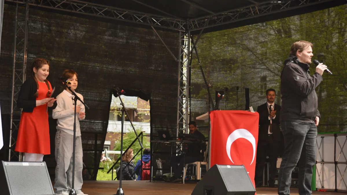 DSC_0410-1024x576 Hamburg’da Binlerce Kişi 23 Nisan Kutlamasında Buluştu