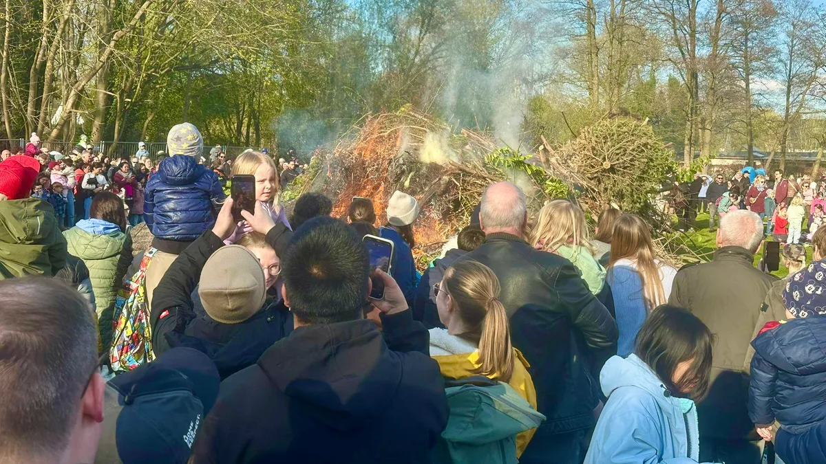 Hamburg begrüßt mit Osterfeuer den Frühling
