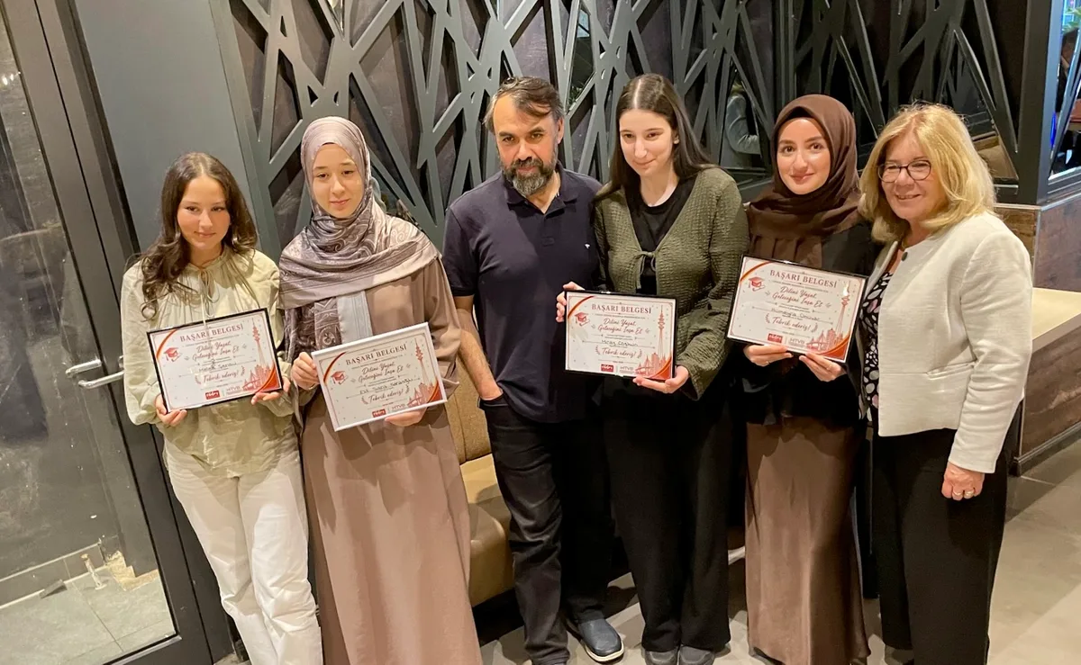 IMG_0014-1050x646 Hamburg’da Türkçe Dersini Seçen Lise Mezunlarına Onur Töreni